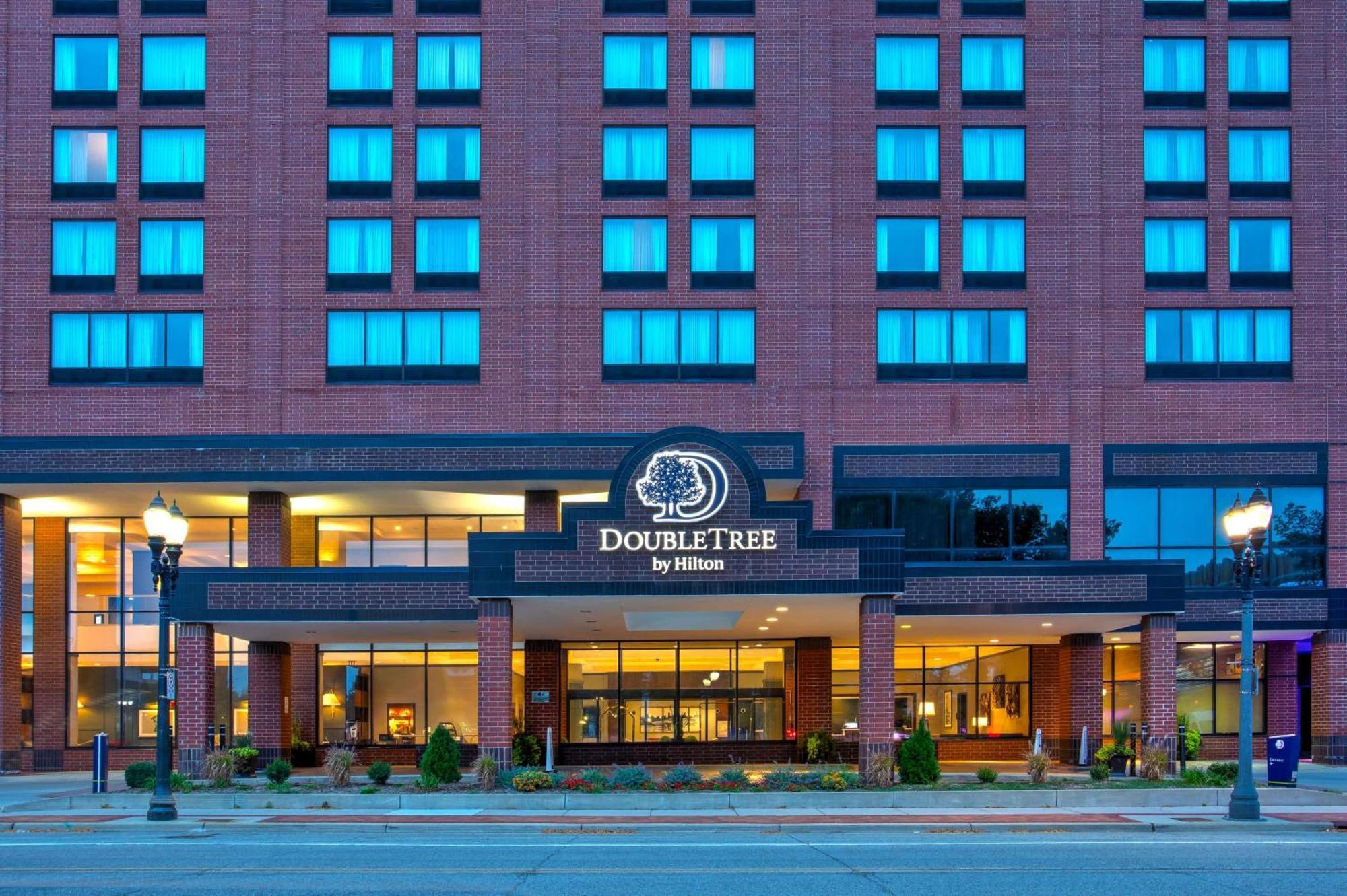 Doubletree By Hilton Lansing Hotel Exterior photo